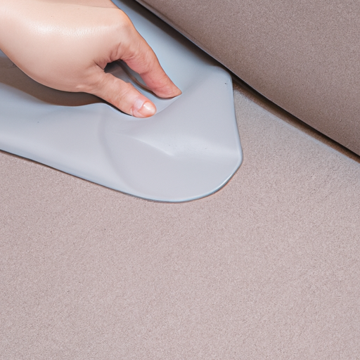 אדם שוטף כיסוי ספה, מדגים תחזוקה קלה של כיסויי ספות.