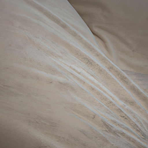 תמונת תקריב של כיסוי ספה מקומט המדגיש את הצורך בהסרת קמטים