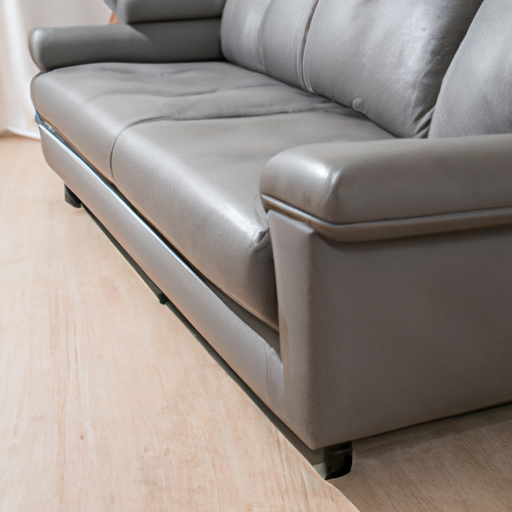 סלון עם כיסוי ספה מעוצב בצורה מסוגננת המשפר את העיצוב הכללי